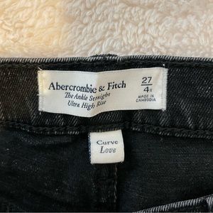 Curve Love Ultra High Rise Ankle Straight Jean in Black